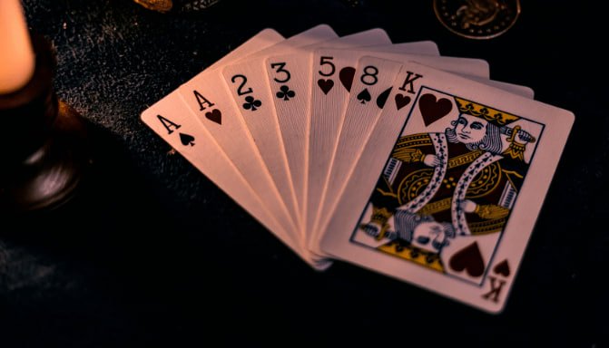 Pemain menikmati taruhan olahraga dan kasino online di bet10rb dengan antarmuka yang modern dan responsif